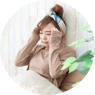 ベッドから起き上がれない女性
