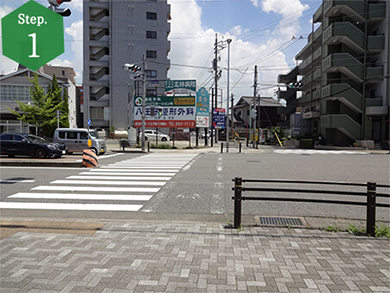 JR「八田駅」ロータリーのある南側出口を出て左に行き、信号を渡り右折します。（※や台ずしの方角へ直進）