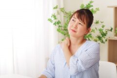 肩が痛む女性