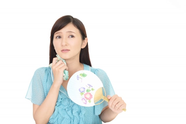 汗を拭く女性