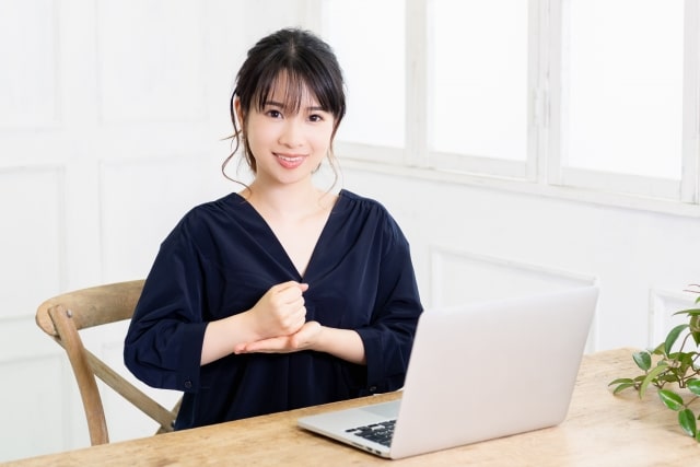 納得する女性