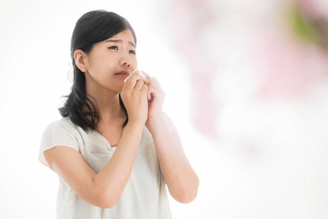 花粉症で鼻水に悩む女性